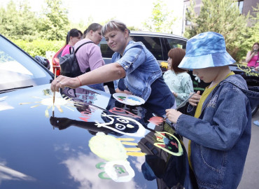 Рисовать на чужих машинах разрешается: в Москве для детей к больнице пригнали автомобили, ставшие на день холстами юных художников